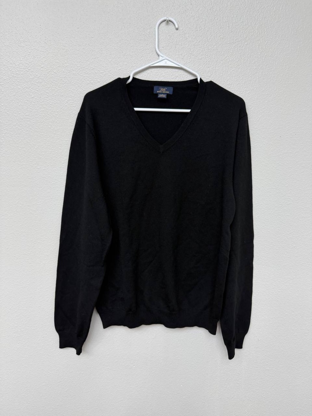 Brooks Brothers 346 Men’s Extra Fine Merino Wool V-Neck Sweater in Black, Size M